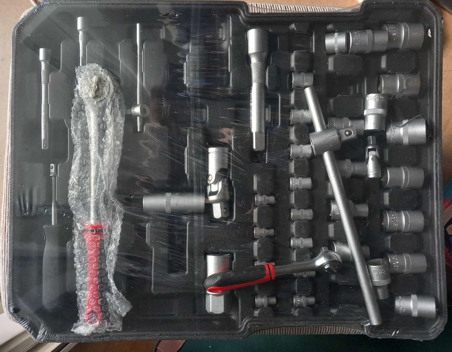 Trusa scule in cutie gen valiza