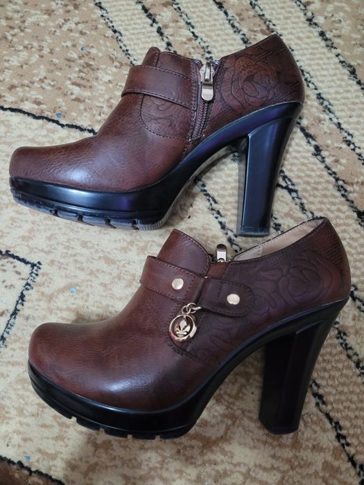 Разбираю обувь связи переездом.