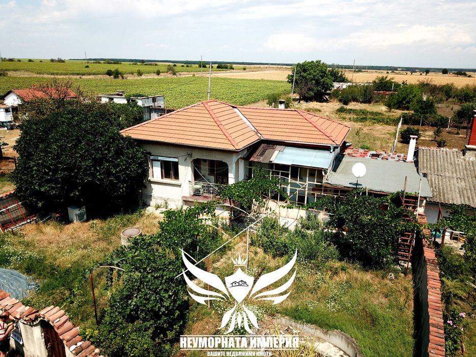 Продавам едноетажна къща с постройки 155РЗП и с 990кв.м. двор в село Патриарх Евтимово