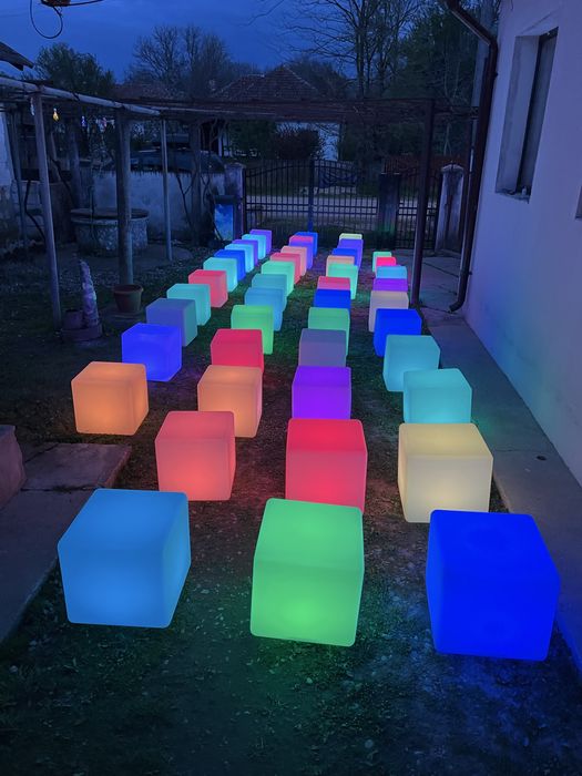 Cuburi luminoase LED RGBW pentru evenimente.