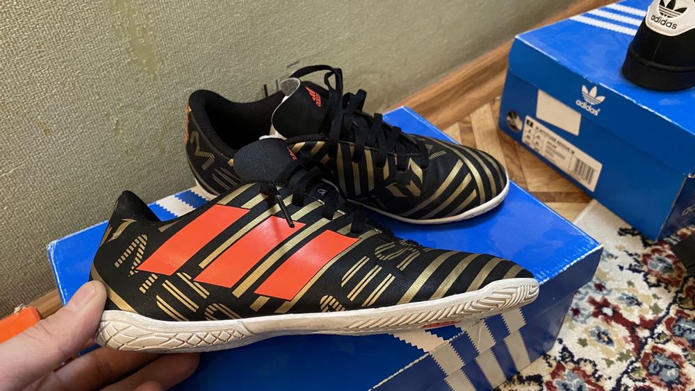 Кроссовки фирмы Adidas