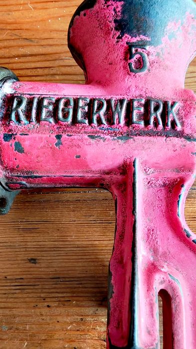 Антична ръчна  месомелачка модел номер 5 от 1910 - 1930 гд. 
Напълно о