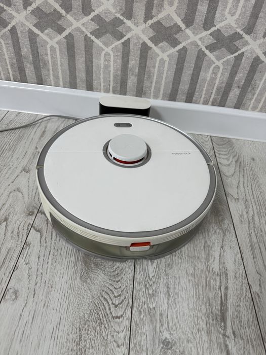 Продам робот пылесос roborock s5 max