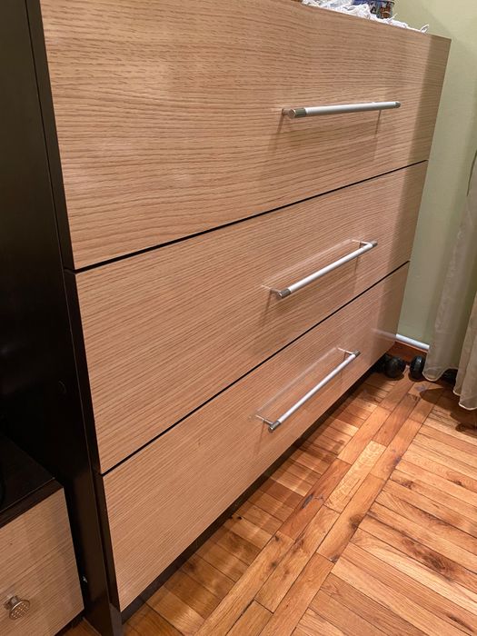 Продавам спалня комплект с матрак, гардероб, скрин и нощни шкафчета