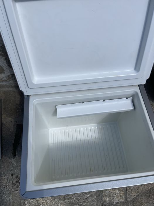 Хладилник Dometic на 12v , 220 и газ .