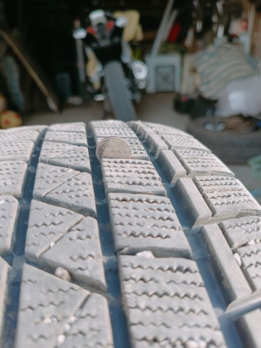 Продам зимние шины 215/45/17