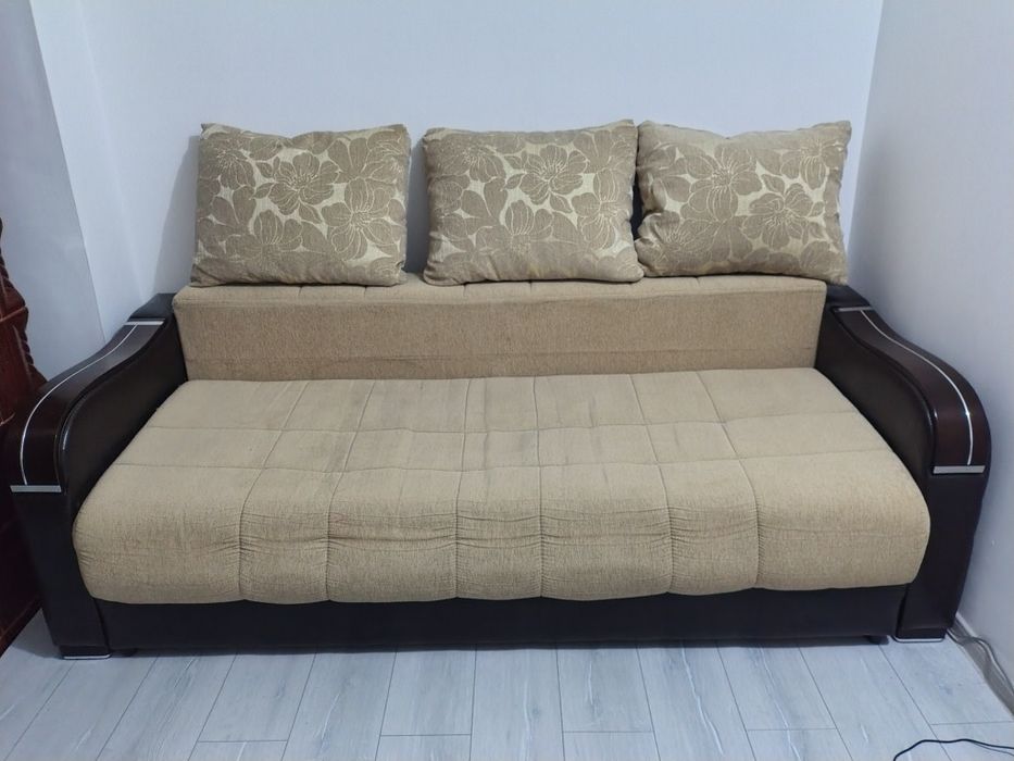 Vând canapea extensibila,215/145 cm
