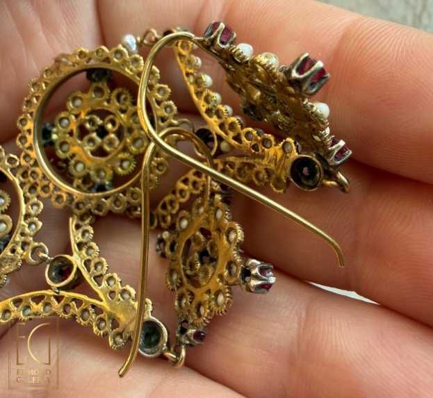 Pereche de cercei din aur și argint, cu smaralde, rubine și perle seed