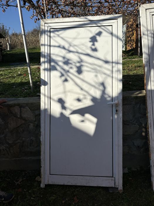 Vând geam termopan pe culoare nucului și pe alb