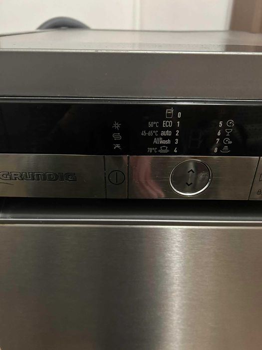 Продавам свободностояща миялна машина Grundig GSF41821X в гаранция