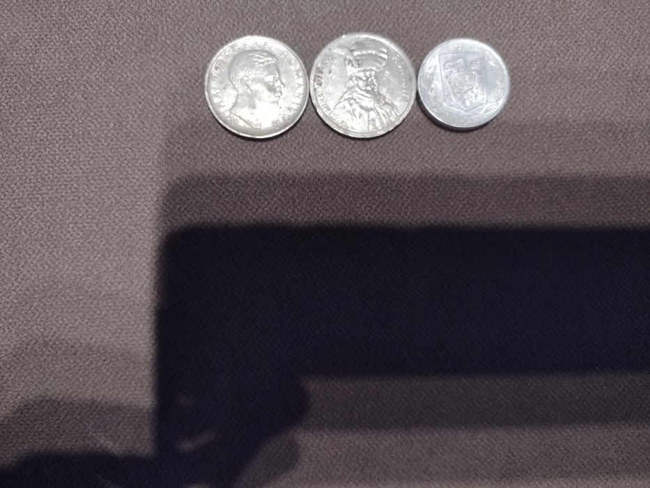 Vand monede vechi de 100 si 500
