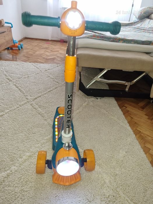 Trotineta cu forma de locomotiva