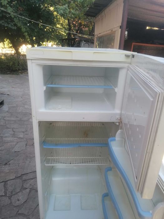 Продавам Хладилник Indesit