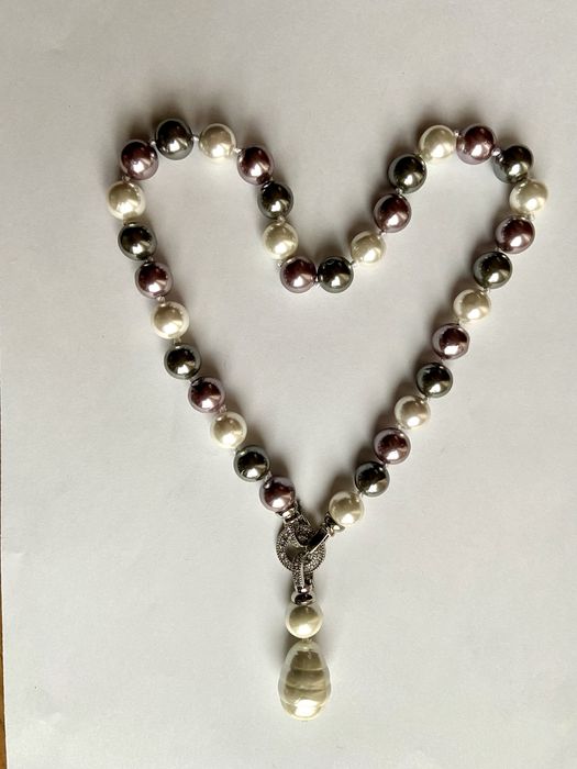 Colier din perle cu inchizatoare de metal