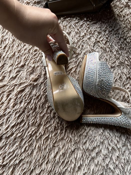 Женские босоножки и туфли