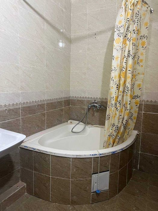 Ёшлар маркази олдида 2/5/5 квартира сотилади.