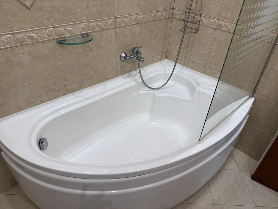 Обзавеждане за баня стъклен параван за вана