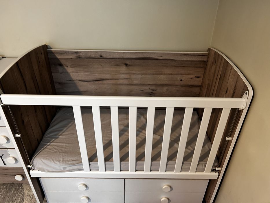 Дървена кошара с люлеещ механизъм