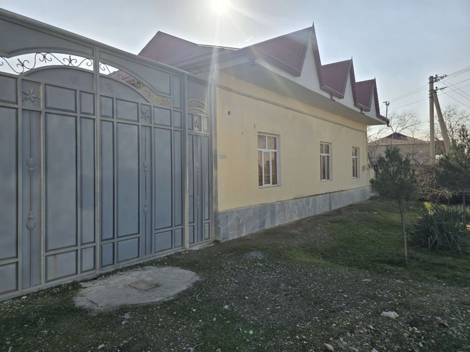 Navoiy shahar Uyrot yo’lni usti hovli sotiladi