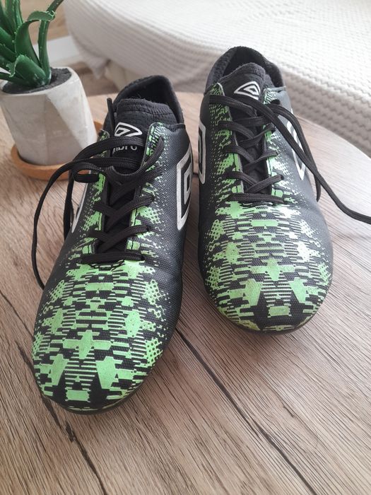 Детски бутонки umbro носени 2 пъти номер  35 оригинални