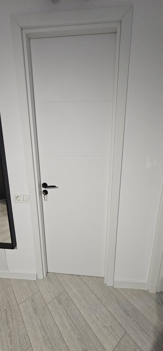 usa interior culoare alb