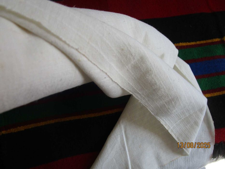 Бял автентичен кенарен плат без забележки