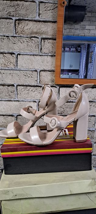 Продам босоножки