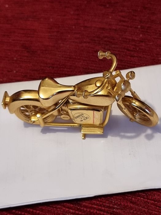 Motocicleta Harley Davidson in miniaturale cu ceas quartz