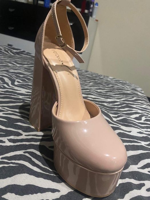 Елегантни телесно-розови обувки с ток и платформа