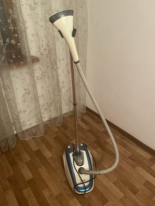 Вертикальный отпариватель для одежды.