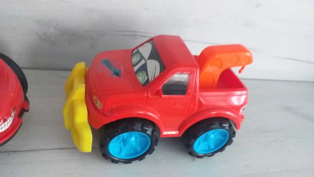 Коте Кити,автовоз с коли, моторист издаващ звуци и др.