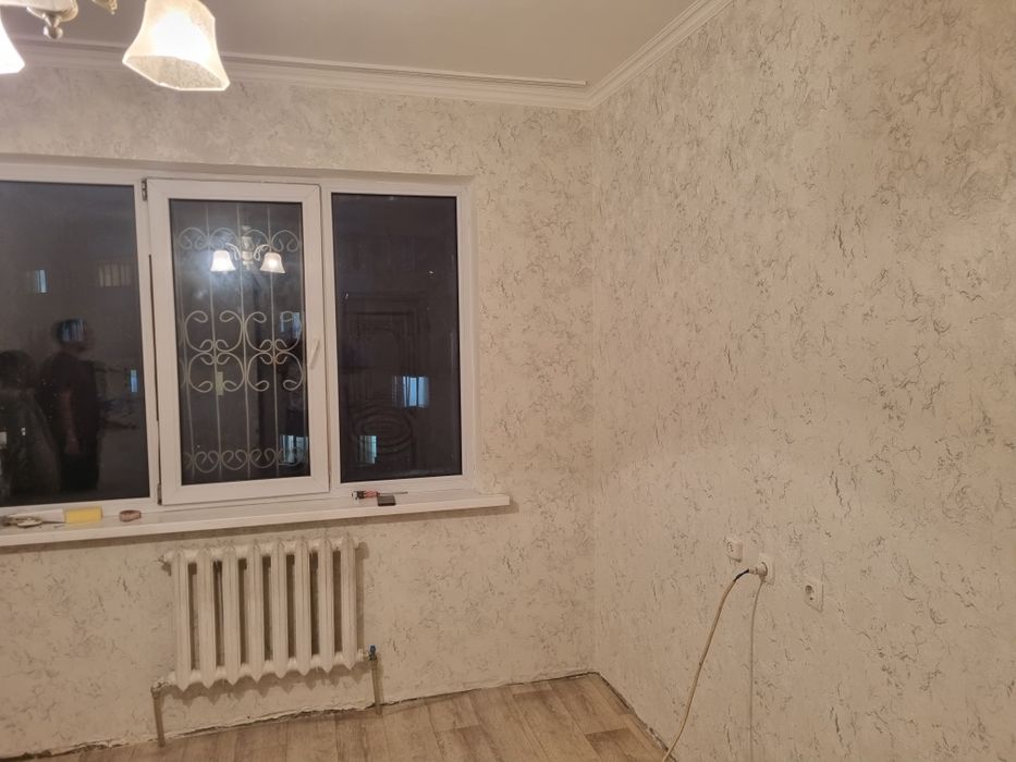 Семейная пара профессионально клеим обои