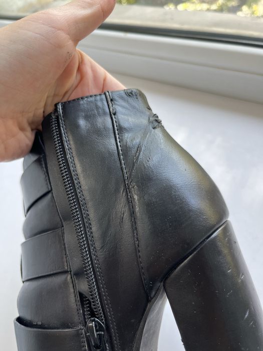 Продам женские ботинки на каблуках