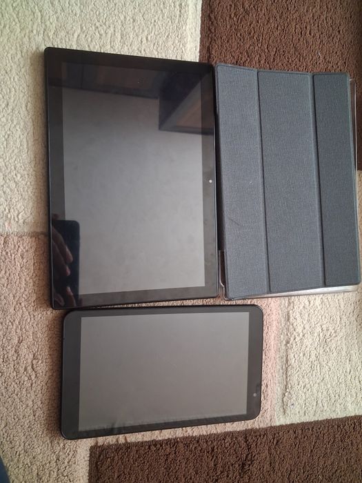 Vand: 2 tablete perfect funcționale, una cu husă + pix Zoopie nou.