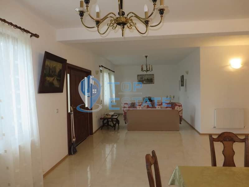 Новопостроена масивна къща в Тревненския балкан