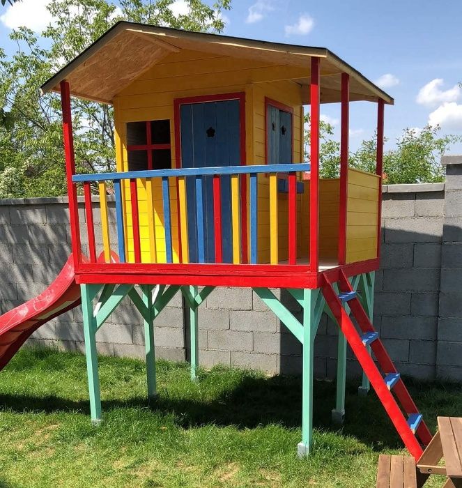 Casuta din lemn, cu veranda, pe piloni