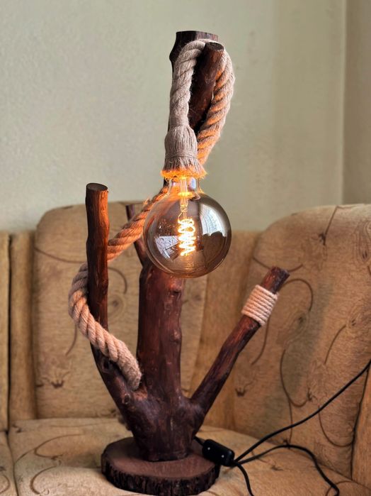 Ръчно направена лампа от дърво
