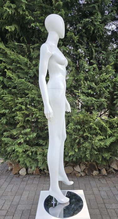 Vând 2 manechini albi din polipropilena (fibră de sticla)