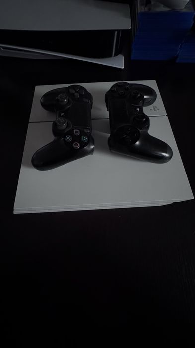 Конзола ps4 с два оригинални контролера!