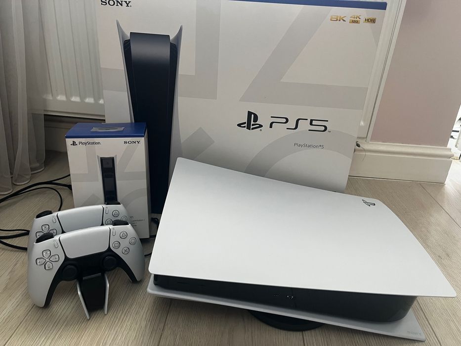 Sony PlayStation 5 + 2 геймпада