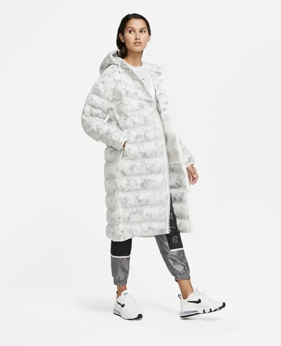 Дамска Парка Nike

Чисто нова с етикети.

Размер L ( уголемена)

Цена