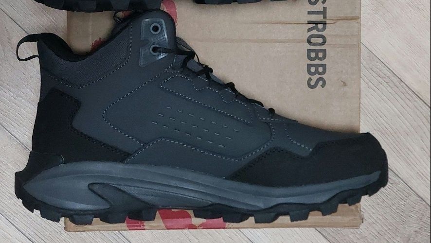 Новые качественные кроссовки STROBBS  42 размер!