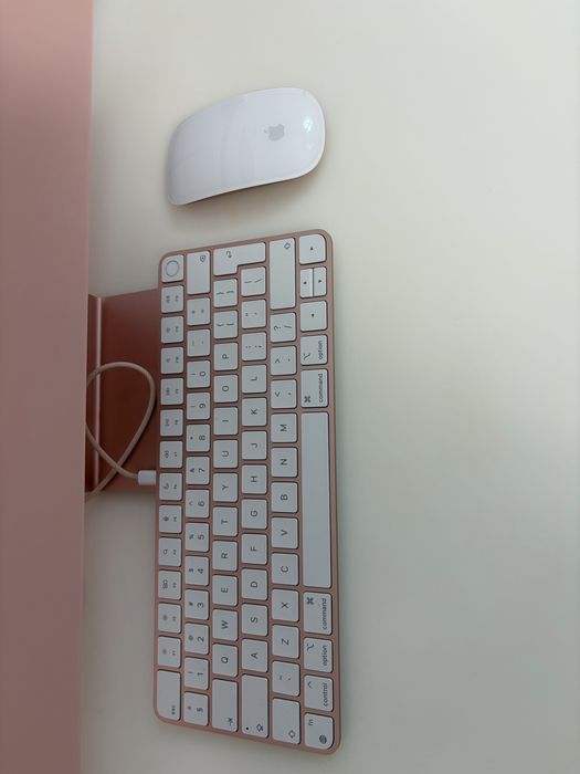 iMac Apple roz - stare impecabilă, ca nou