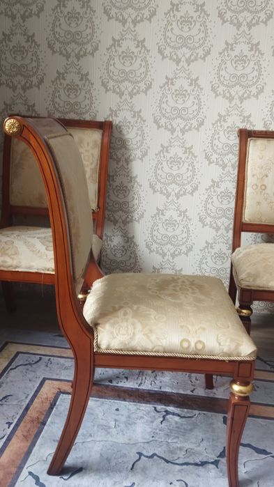 Деревянные стулья