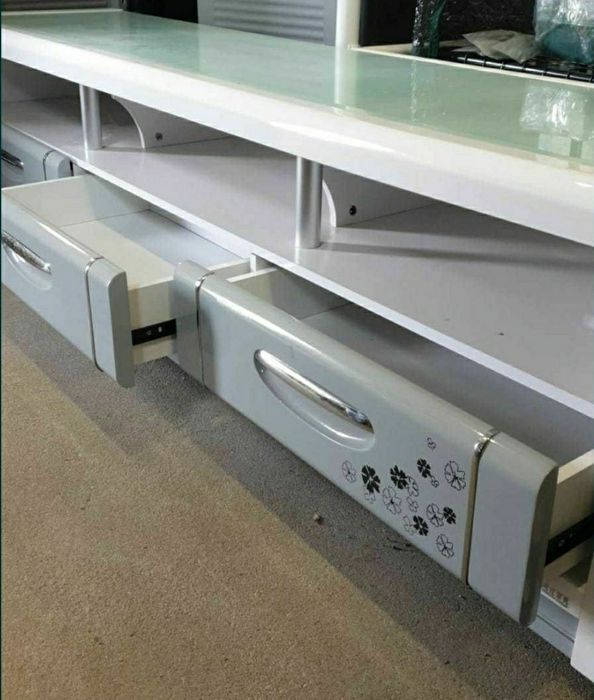 Comoda elegantă cu blat de sticla securizata