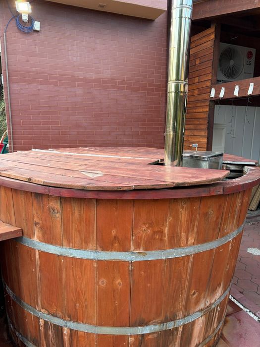 Ciubăr din lemn cu sobă integrată din inox, scări și capac inclus