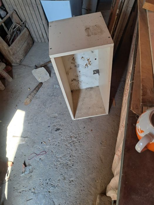 Две полки, одна книжная, одна для кухни.