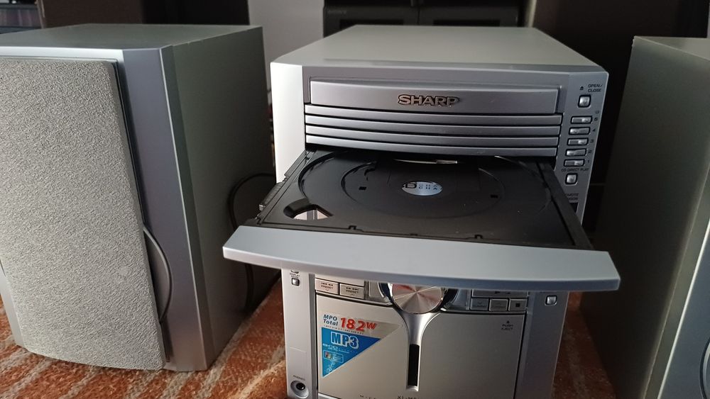 Se vinde mini sistem audio SHARP