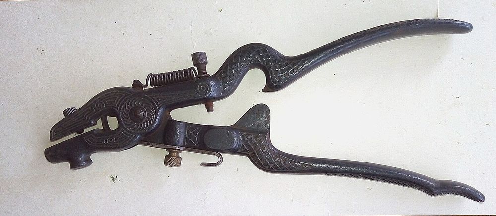 Антикварные щипцы специального назначения