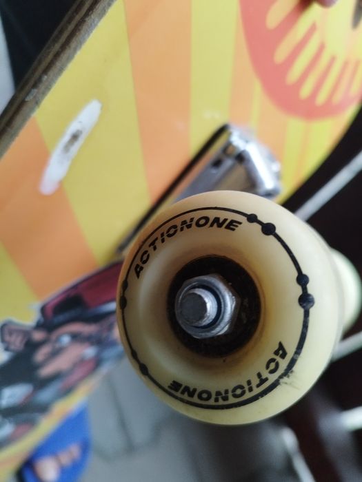 Vând skateboard folosit foarte puțin (1-2 ori nu știu să merg pe el)